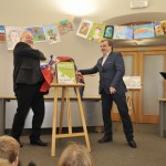 Náměstek Michal Kortyš (vlevo) a radní Václav Kroutil odhalili grafiku pro další ročník soutěže