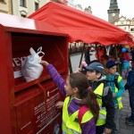 Oblastní Charita Pardubice předvedla kontejner na obnošené šatstvo, děti si ho mohly samy vyzkoušet
