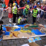 Obří mapa světa se tvořila přímo namístě