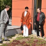 Roman Línek, Jana Pernicová a Václav Kroutil při prohlídce zelené střechy