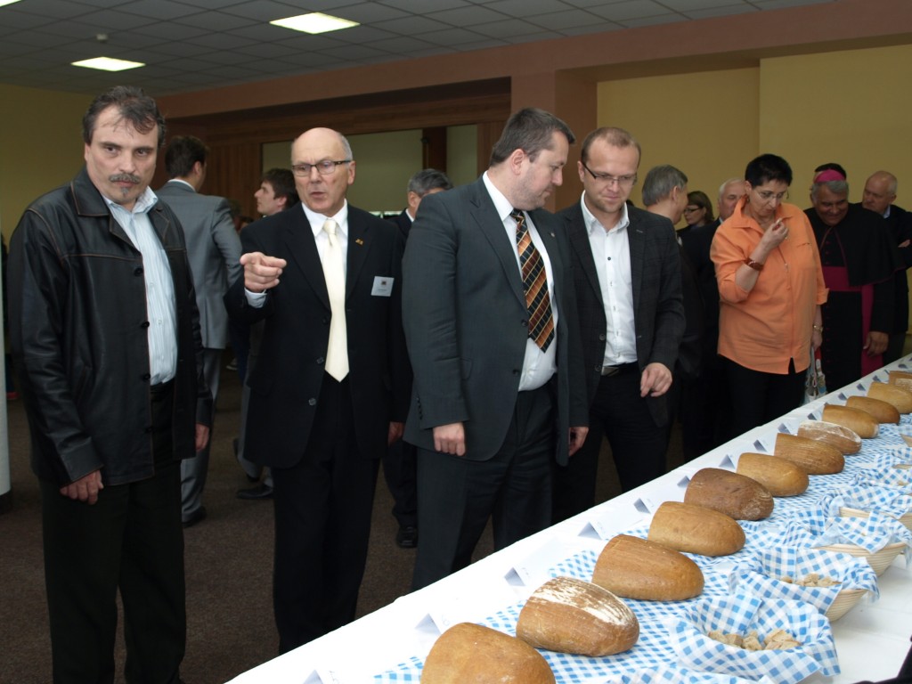 Zleva radní Václav Kroutil, Jaromír Dřízal, náměstek primátorky Jindřich Tauber,hejtman Martin Netolický, náměstkyně hejtmana Jana Pernicová