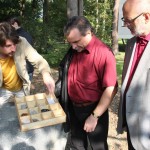 paletu s geologickými ukázkami a úkoly si prohlédl radní Pk Václav Kroutil
